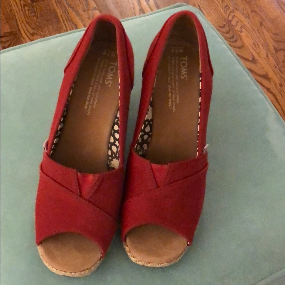 Red canvas peep toe wedge Tom’s